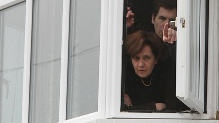 Ghislaine de V&eacute;drines &eacute;pouse Marchand et son fils se barricadent, en novembre 2009, dans leur maison d'Oxford malgr&eacute; l'arrestation de leur gourou, Thierry Tilly,&nbsp;quelques semaines auparavant. (FABIEN COTTEREAU / MAXPPP)