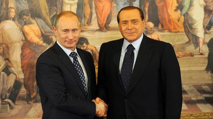 Vladimir Poutine et Silvio Berlusconi, le 26 avril 2010, &agrave; Lesmo (Italie). (GIUSEPPE CACACE / AFP)