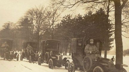 Les taxis Renault AG-1 de la Marne, réquisitionnés sur ordre du général Gallieni, gouverneur militaire de Paris.&nbsp; (HERITAGE IMAGES / HULTON ARCHIVE / GETTY IMAGES)