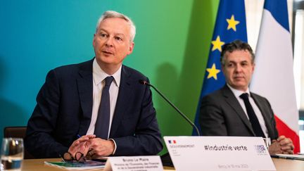 Le ministre de l'Economie, Bruno Le Maire, et le ministre de la Transition écologique, Christophe Béchu, le 16 mai 2023 à Paris lors de la présentation du projet de loi sur "l'industrie verte". (XOSE BOUZAS / HANS LUCAS / AFP)