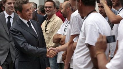 Nicolas Sarkozy rencontre les employées du futur parc aquatique du Cap d'Agde, le 26 juillet 2011. (AFP PHOTO POOL)