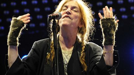 A 65 ans, Patti Smith ose encore les couettes. Et le mignon devient effrayant... (LIONEL URMAN / SIPA)