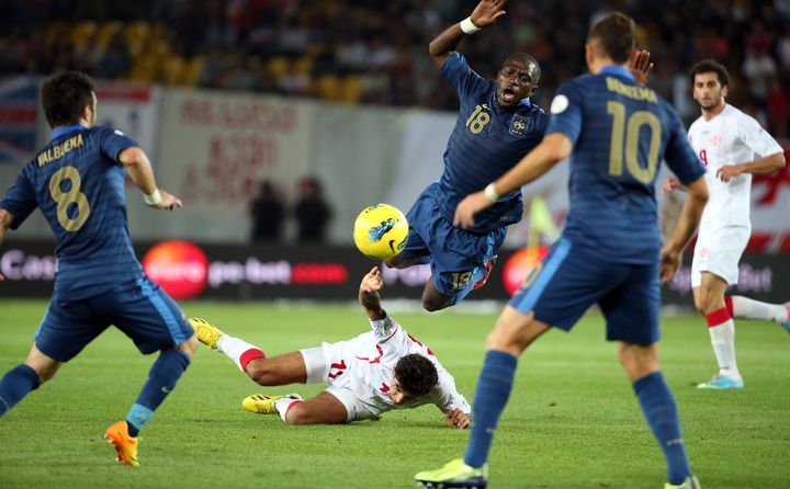 Le milieu de terrain tricolore Moussa Sissoko est tacl&eacute; par son homologue g&eacute;orgien Tornike Okriachvili, le 6 septembre 2013 &agrave; Tbilissi. (FRANCK FIFE / AFP)