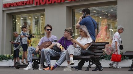 Des Russes sur un banc à Moscou (Russie), le 10 août 2022. (YURI KOCHETKOV / EPA)