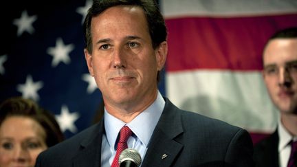 Rick Santorum annonce le retrait de sa candidature &agrave; l'investiture r&eacute;publicaine&nbsp;le 10 avril 2012 &agrave; Gettysburg, en Pennsylvanie (Etats-Unis). (JEFF SWENSEN / GETTY IMAGES NORTH AMERICA / AFP)