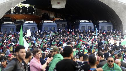 Des manifestants dans les rues d'Alger (Algérie), le 26 avril 2019. (AFP)