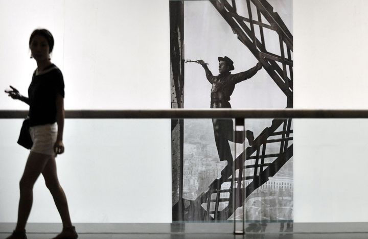 Le célèbre "Peintre de la Tour Eiffel" de Marc Riboud exposé à Guangzhou, en Chine, en mai 2012
 (Chen Yehua / Xinhua / AFP)