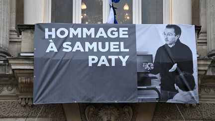 Un portrait de l'enseignant français Samuel Paty est affiché sur la façade de l'Opéra Comédie à Montpellier, le 21 octobre 2020, lors d'un hommage national à l'enseignant. (PASCAL GUYOT / AFP)