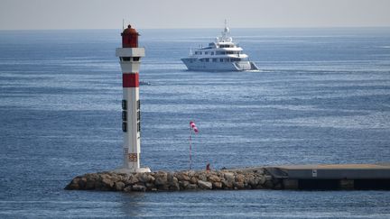 Un yacht au large de Cannes, en mai 2017. (LOIC VENANCE / AFP)