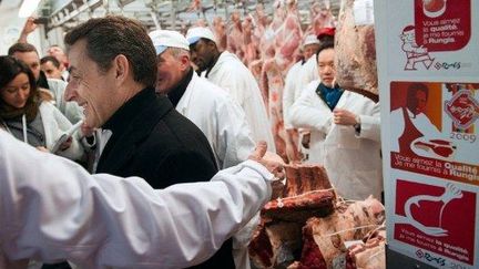 Le chef de l'Etat visitant une boucherie à Rungis (21 février 2012) (LIONEL BONAVENTURE / AFP)