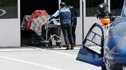 Une &eacute;quipe de la gendarmerie arrive en h&eacute;licopt&egrave;re &agrave; Chamonix (Haute-Savoie), le 12 juillet 2012. (JEAN-PIERRE CLATOT / AFP)