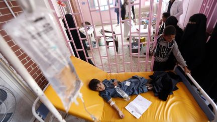 Le Yémen doit faire face à une épidémie de rougeole, alors vient à peine de passer,&nbsp;le pic de l'épidémie de choléra, ici prise en charge dans un hôpital de Sanaa, l'été 2017. (MOHAMMED HUWAIS / AFP)