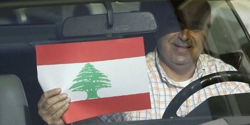 Un Libanais tient un drapeau de son pays en allant à une réunion de soutien à l'armée, le 22 mai 2012 (AFP/JOSEPH EID)