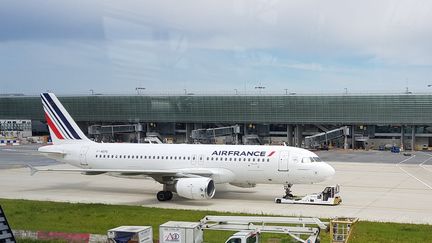 Un avion Air France à l'aéroport Roissy-Charles-De-Gaulle (BENJAMIN FONTAINE / FRANCE-BLEU ARMORIQUE)