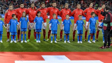 Les joueurs suisses avant le match de qualification pour l'Euro 2016 entre la Suisse et la Slovénie au Parc Saint-Jacques (St Jakob Park, en alllemand), à Bâle, le 5 septembre 2015. (AFP PHOTO / FABRICE COFFRINI)