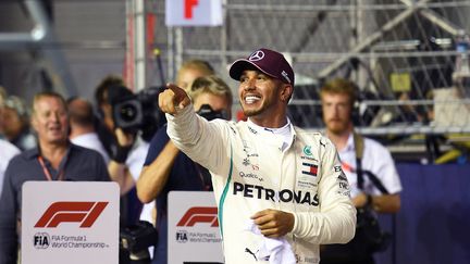 Hamilton remporte la pole position de Singapour. (MANAN  VATSYAYANA / AFP)