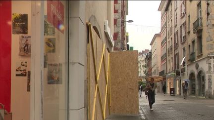 Législatives 2024 : les commerçants se barricadent à Grenoble (France info)