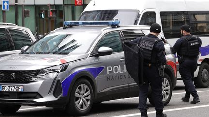 Des policiers en intervention à Paris, en octobre 2023. (GEOFFROY VAN DER HASSELT / AFP)