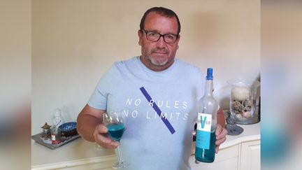 René Le Bail présente son vin bleu, le Vindigo. (Sébastien Garnier / RADIO FRANCE)