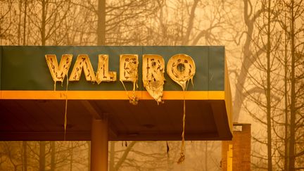 Une station-service brûle pendant le feu Creek, en Californie, le 8 septembre 2020.&nbsp; (JOSH EDELSON / AFP)