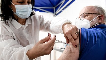 Une soignante vaccine un patient contre le Covid-19, à Sarcelles (Val d'Oise) le 10 janvier 2021. (ALAIN JOCARD / AFP)