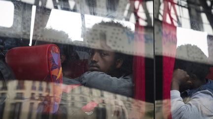 Un des migrants &eacute;vacu&eacute;s du campement de la porte de la Chapelle &agrave; Paris, le 2 juin 2015. (JOEL SAGET / AFP)