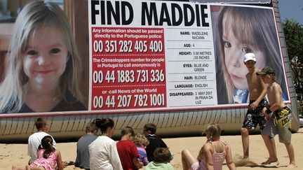 Des avis de recherche pour retrouver la petite Maddie avaient &eacute;t&eacute; placard&eacute;s sur les plages portugaises en 2007.&nbsp; (HUGO CORREIA / REUTERS )