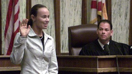 La tenniswoman Martina Hingis pr&ecirc;te serment devant un tribunal de Miami (Etats-Unis), en avril 2001, lors de son proc&egrave;s contre Dubravko Rajcevic,&nbsp;qui l'a harcel&eacute;e pendant deux ans.&nbsp; ( REUTERS)