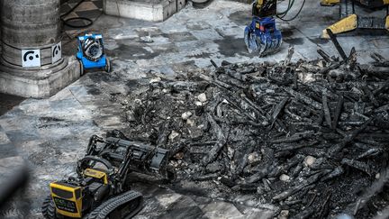 A Paris, les travaux à Notre-Dame, avec les excavatrices en action, le 17 juillet 2019. (STEPHANE DE SAKUTIN / AFP)