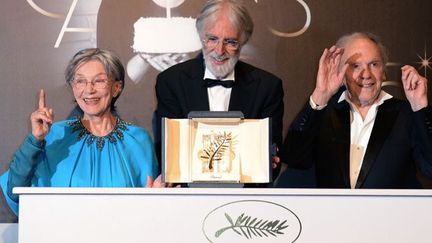 Emmanuelle Riva, Michael Haneke et Jean-Louis Trintignant avec la Palme d'or à Cannes en 2012 pour "Amour"
 (ANNE-CHRISTINE POUJOULAT/AFP)