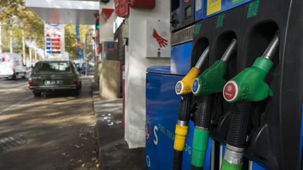 Plusieurs événements appelant à organiser des blocages pour protester contre la hausse des prix du carburant ont été supprimés de Facebook. (GREG LOOPING / HANS LUCAS / AFP)