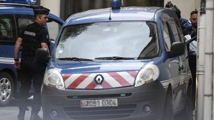 Le véhicule qui escorte Murielle Bolle à l'extérieur du palais de justice de Dijon (Côte d'Or), le 29 juin 2017.&nbsp; (PHILIPPE DESMAZES / AFP)