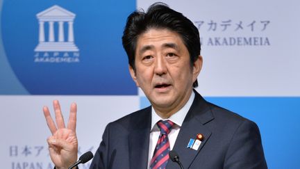 Le Premier ministre japonais, Shinzo Abe, d&eacute;voile le troisi&egrave;me volet de son plan pour relancer l'&eacute;conomie du Japon, le 17 mai 2013, &agrave; Tokyo.&nbsp; (KAZUHIRO NOGI / AFP)