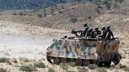 Des soldats patrouillent &agrave; Kasserine (Tunisie), le 11 juin 2013, o&ugrave; l'arm&eacute;e tunisienne pourchasse un groupe accus&eacute; de liens avec Al-Qa&iuml;da. (ABDERRAZEK KHLIFI / AFP)