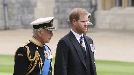 Le roi Charles III et son fils le prince Harry, le 19 septembre 2022, au château de Windsor à l'occasion des funérailles de la reine d'Elizabeth II. (DAVID ROSE / AFP)