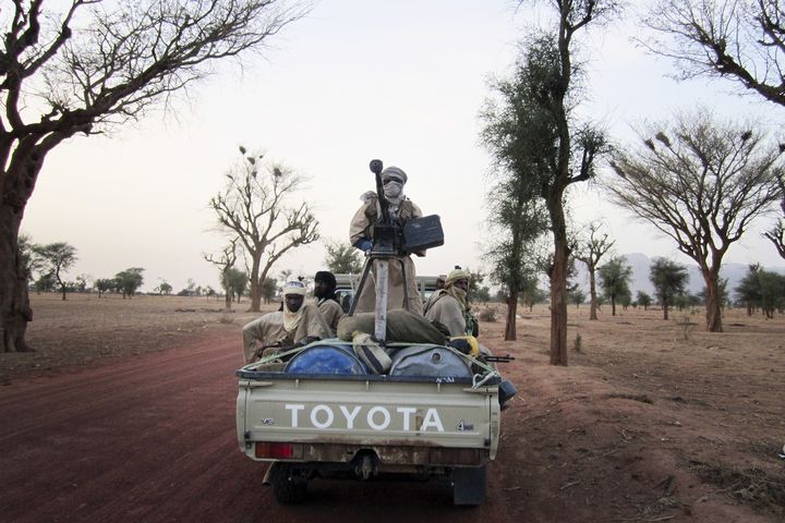 Jihadistes circulant à bord d'un véhicule armé entre Gao et Kida dans le nord-est du Mali le 12 juin 2012 (REUTERS - ADAMA DIARRA / X03753)