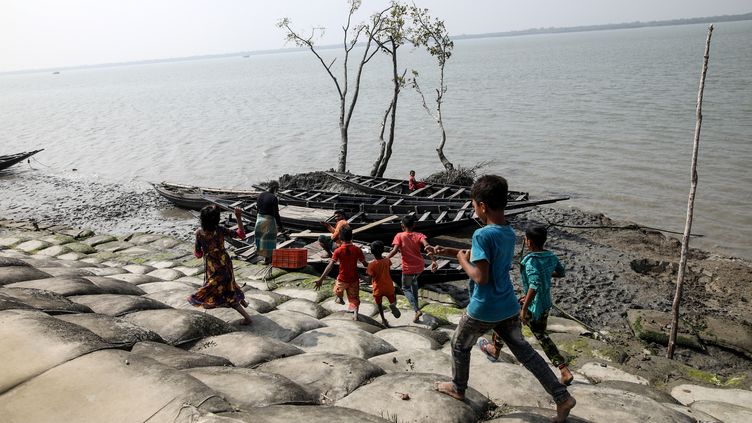 Children play in Satkhira (Bangladesh), January 29, 2022. Bangladesh is considered one of the countries most vulnerable to global warming.  (ZAKIR HOSSAIN CHOWDHURY / ANADOLU AGENCY / AFP)