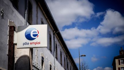 Le logo de Pole emploi à l'entrée d'une agence à Cahors, dans le Lot, le 1er avril 2020. (GARO / PHANIE / AFP)