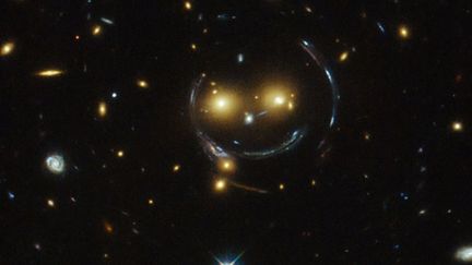 La galaxie SDSS J1038+4849 photographi&eacute;es gr&acirc;ce au t&eacute;lescope Hubble semble nous sourire, le 10 f&eacute;vrier 2015. ( NASA)