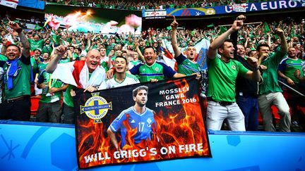 Des supporters nord-irlandais lors du match contre l'Allemagne, le 21 juin 2016 à Paris. (KIERAN MCMANUS / BACKPAGE IMAGES LTD / AFP)