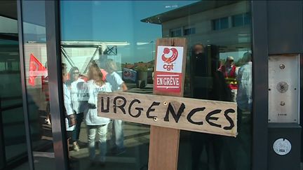 A Dunkerque, où une partie du personnel est en grève, le chef des urgences dénonce l'irresponsabilité de certains patients. (V. Le Roux / France 3 Nord-Pas-de-Calais)