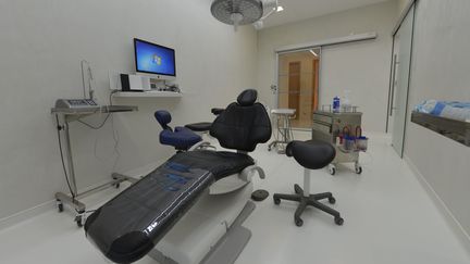 Des opérations chirirugicales se pratiquent déjà chez le dentiste ou le dermatologue. (ALAIN DELPEY / MAXPPP)