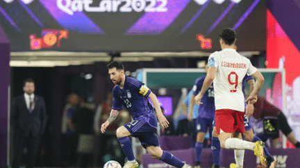 Lionel Messi et Robert Lewandowski lors du match de Coupe du monde entre l'Argentine et la Pologne, le 30 novembre 2022. (AFP)