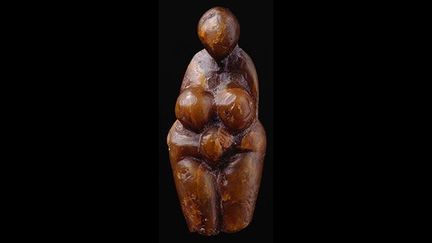 Figure féminine taillée dans de la pierre (stéatite), vieille d'environ 20.000 ans, découverte à Grimaldi (Italie).
 (RMN - Jean-Gilles Berizzi)