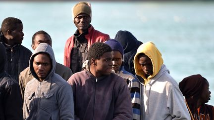 Des migrants secourus au large de la Libye par les gardes cotes italiens, et transf&eacute;r&eacute;s au port de Catane (Italie), le 23 avril 2015. (ALBERTO PIZZOLI / AFP)