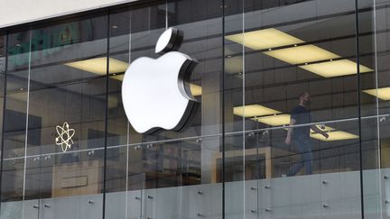 Apple écope d'une amende record de plus d'un milliard d'euros infligée par l'Autorité de la concurrence, le 8 juillet 2021. (CHRISTOF STACHE / AFP)