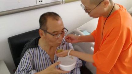 Le dissident Liu Xiaobo, prix Nobel de la paix en 2010, aidé par sa femme, dans un hôpital de&nbsp;Shenyang (Chine), le 30 juin 2017. (EYEPRESS NEWS)