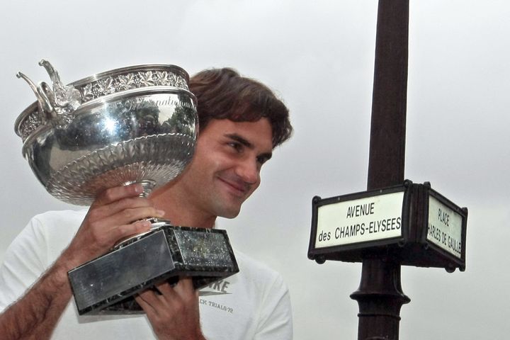 Roger Federer remporte son premier tournoi de Roland Garros en 2009. (JACQUES DEMARTHON / AFP)