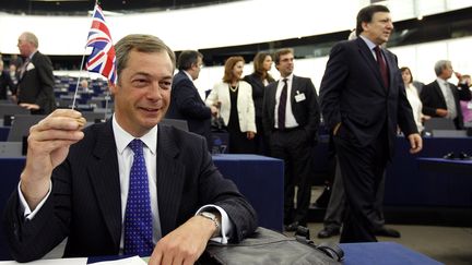 Le parlementaire europ&eacute;en Nigel Farage agite un drapeau britannique devant le pr&eacute;sident de la Commission europ&eacute;enne, Jos&eacute; Manuel Barroso, le 15 juillet 2009, au Parlement europ&eacute;en, &agrave; Strasbourg (Bas-Rhin). ( YVES HERMAN / REUTERS)