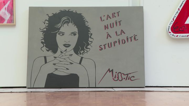 Oeuvre de Miss Tic mise en vente à la galerie GM Arts de Lisieux (Calvados) (France 3 Normandie)